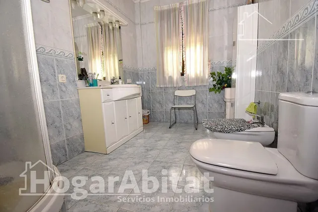 CHALET SEMINUEVO CON GARAJE, PISCINA Y AMPLIA PARCELA — 37