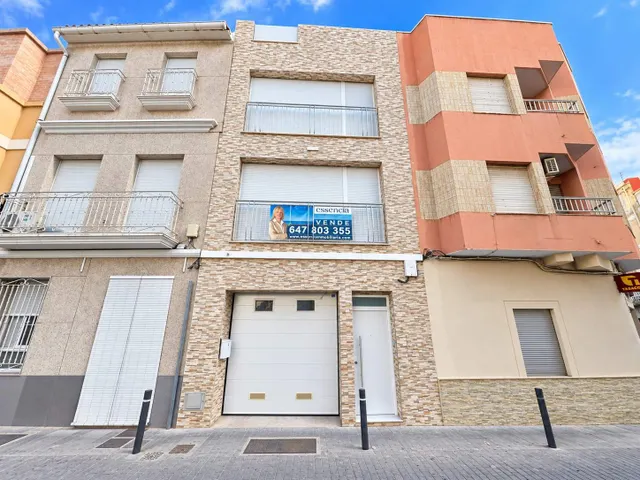 CASA DE DISEÑO A ESTRENAR CON GARAJE EN PILES CONSTRUIDA EN 2024. PISCINA CHILLOUT PRIVADA. — 9