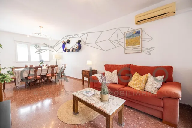 ¡Oportunidad en La Olivereta! Amplio piso con balcón junto a - foto 2