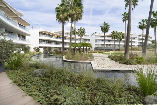Apartamento de 2 dormitorios con vistas al mar en Estepona — 31