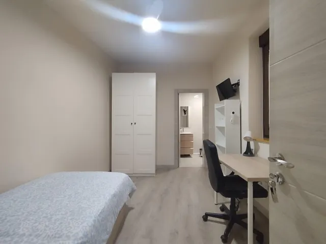 Habitación RC Magistral equipada con baño propio — 8