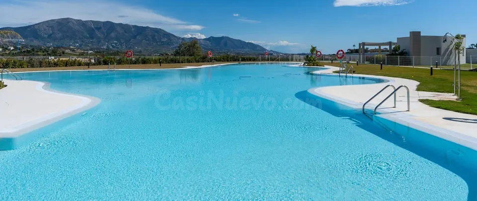 Exclusivo Ático Dúplex en Primera Línea de Golf | 215,51 m2 de Lujo, Vistas Abiertas y Solárium Privado