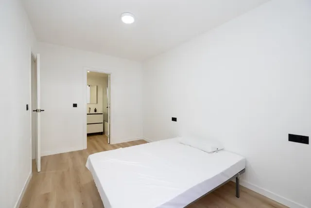 Planta baja con terraza privada, 3 dormitorios, 2 baños y garaje — 18