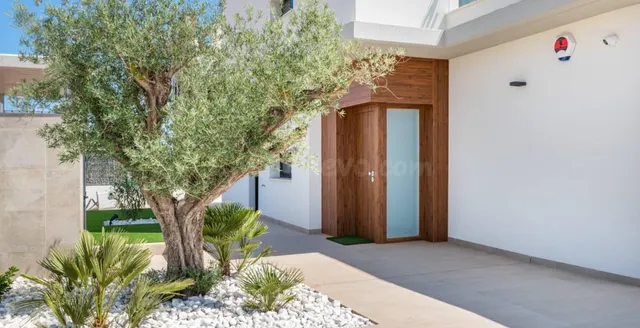 Descubre el lujo y el estilo en esta villa en Orihuela Costa - foto 4