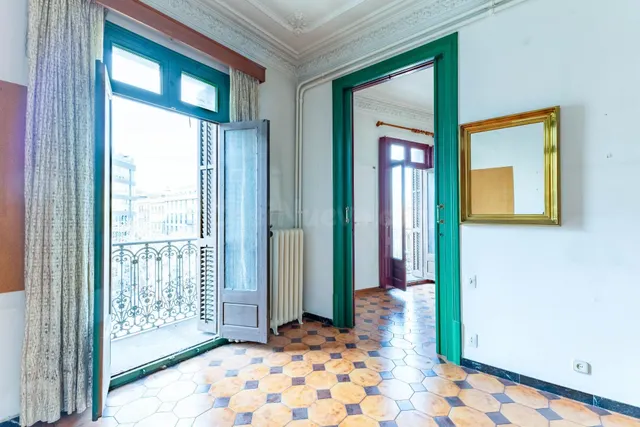 Inmobiliaria en Barcelona . Venta de piso finca regia en Ens - foto 5