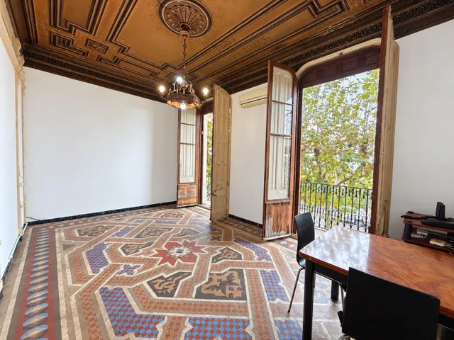 Primera línea de mar en el centro de El Masnou · Piso de época con techos altos y mosaico hidráulico · 3 hab. — 7