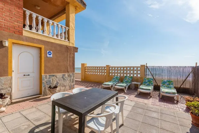 CHALET EN PRIMERA LINEA EN PLAYA GUARDAMAR 6 HABS — 6