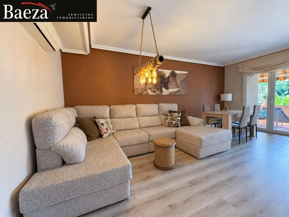 Bungalow totalmente reformado en venta, con piscina comunitaria, porche y garaje privado