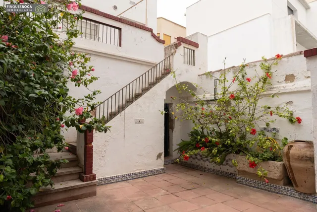 Casa Centrica del 1900, de Planta Baja, y dos pisos alto de  - foto 3