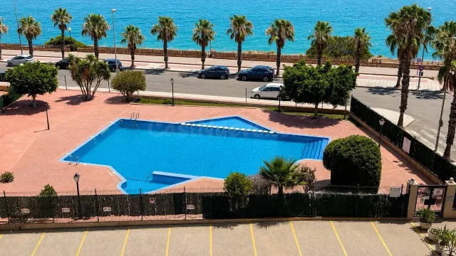 Apartamento turístico en primera línea de mar con piscina, garaje y solárium panorámico — 4