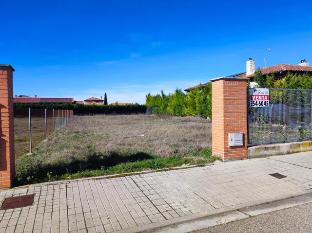 Parcela de 712 m2 en Aldeamayor Golf — 2