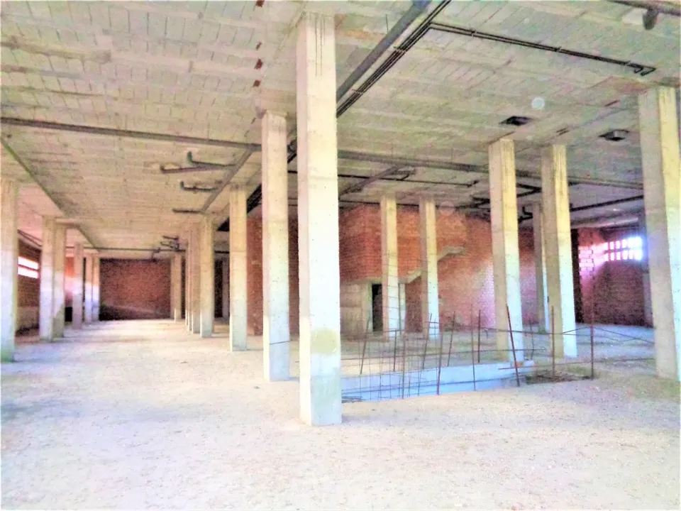 LOCAL COMERCIAL DE 1600 METROS