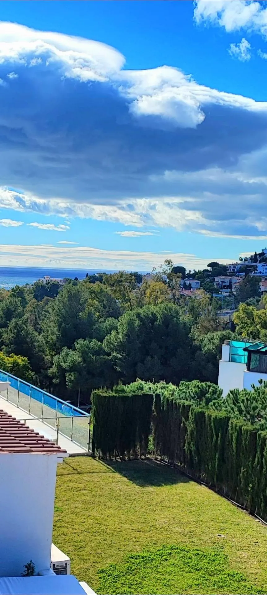 *OPORTUNIDAD DE INVERSIÓN EN TORREQUEBRADA: ESTUDIO CON VISTAS Y PISCINA