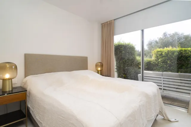 Apartamento de 2 dormitorios con vistas al mar en Estepona — 17