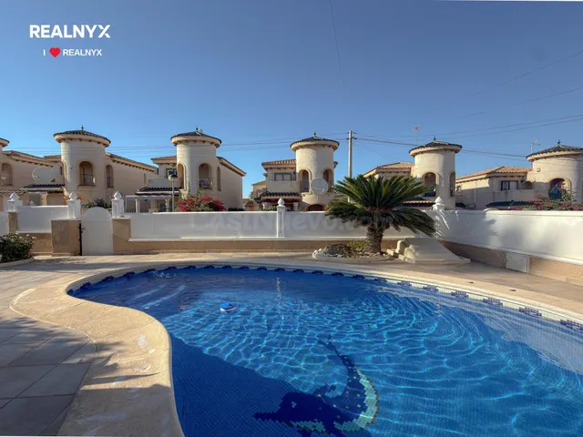 Orihuela Costa! Impresionante Villa Mediterranea con generosa parcela y amplias terrazas + Solarium privado con vistas panorámicas y piscina privada — 4