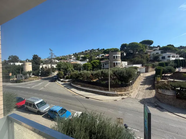 Piso reformado con espectaculares vistas al Puig Rom y parki - foto 2