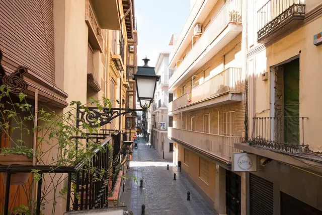 Piso reformado de 2 dormitorios con cochera en alquiler en el centro de Granada — 18