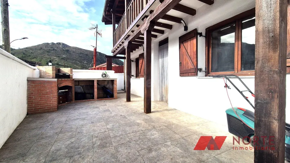 CASA REFORMADA CON JARDÍN Y PORCHE