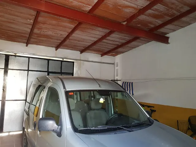 CASA CON COCHERA Y SALIDA A DOS CALLES — 6