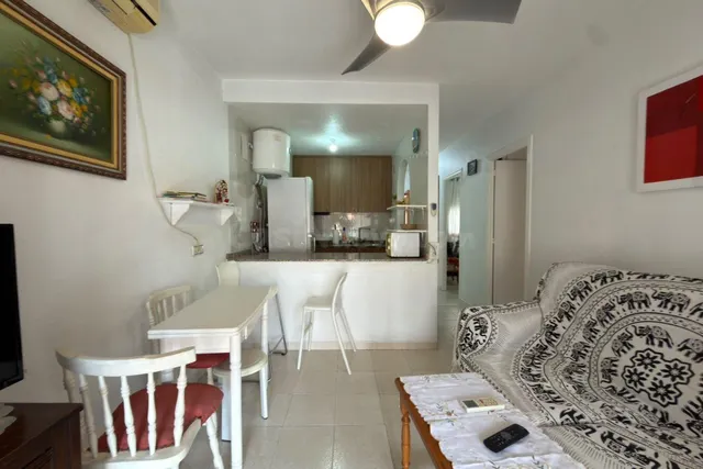 Estupendo apartamento con amplia terraza y piscina comunitaria, idoneo como vacacional, rodeado de todos los servicios — 4