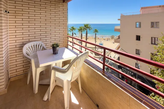 Apartamento con vistas al mar en segunda línea de playa, Cal