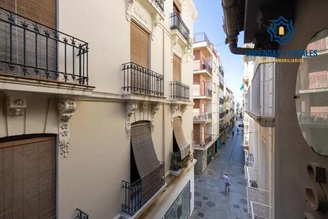ATENCIÓN INVERSORES. Edificio comercial en pleno centro de Granada, entre Puentezuelas y Alhóndiga — 28