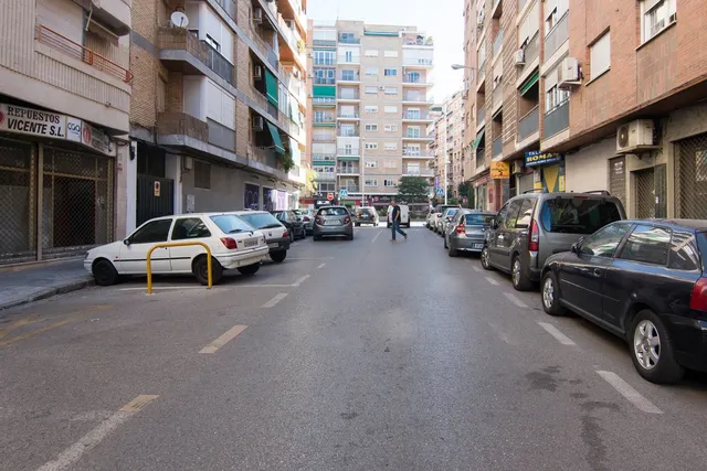 Plaza de garaje en camino de Ronda, junto Gimnasio Yo10 — 12