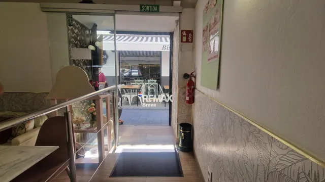 Roses | Edificio con local comercial y 3 viviendas en pleno  - foto 3
