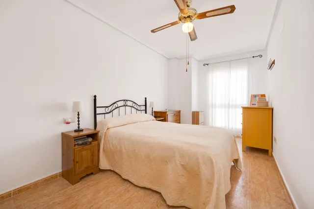 Apartamento de dos dormitorios con piscina comunitaria en el centro de Torrevieja — 6