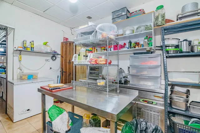 Bar en funcionamiento con local en propiedad, terraza y negocio completo en Atarfe — 28