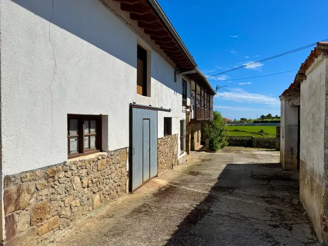 CONJUNTO DE EDIFICACIONES CON TERRENO URBANO EN LA REVILLA. — 25