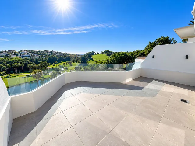 Adosado reformado  en venta con vistas panorámicas al golf en Torrequebrada, Benalmádena — 3