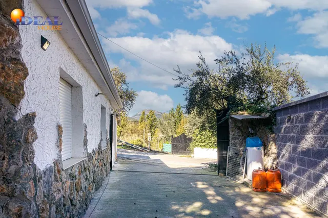 ESPECTACULAR CASA CON TERRENO EN LA SIERRA SUR — 33