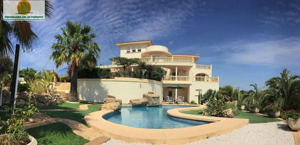 LUJOSO CHALET DE ENSUEÑO, CON VISTAS AL SKYLINE DE BENIDORM!!!