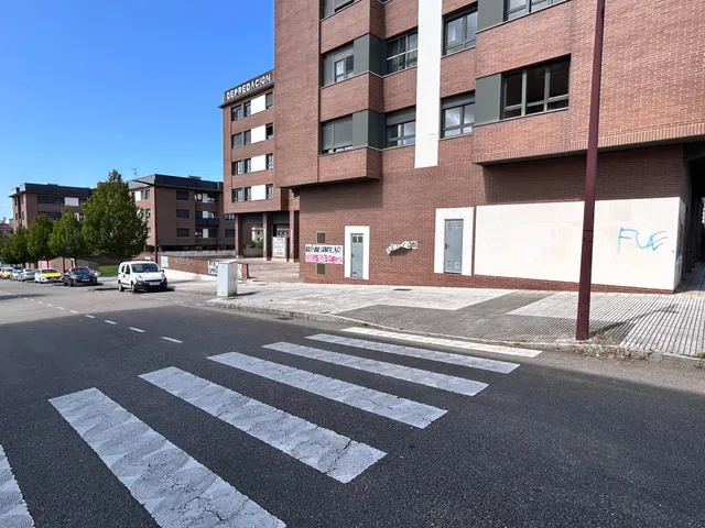 ¡Gran local comercial en Contrueces para adaptarlo a tu actividad ! — 11