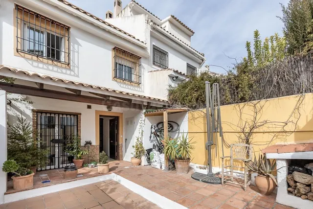 Casa única en Granada capital. — 2