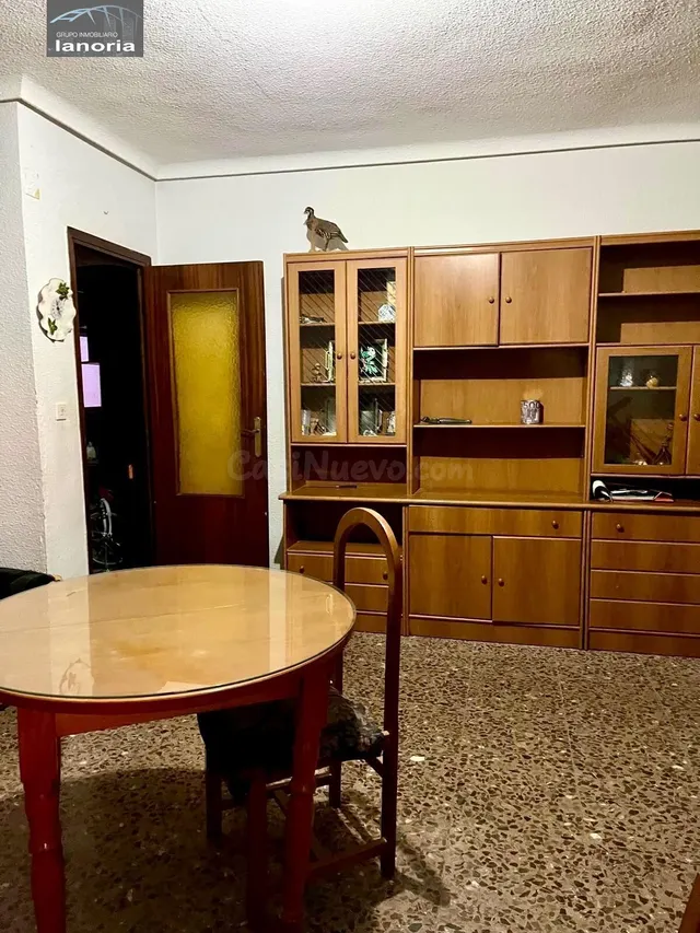 Grupo la Noria VENDE piso CON ascensor para REFORMAR y cochera individual con vado. 3 habitaciones, 1 baño. — 4