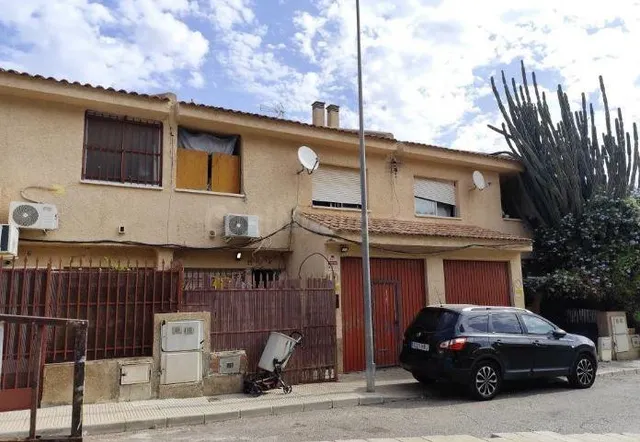 SE VENDE casa adosada OKUPA en C Castellar 1 de Murcia - foto 3
