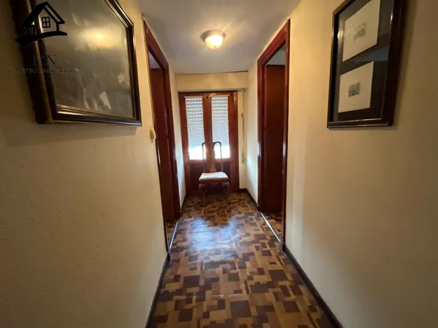 Casona Independiente Tradicional de Piedra con Balconada y Jardín Urbano en Penagos — 21