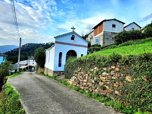 PRECIOSA CASA CON CAPILLA Y TERRENOS EN VILLAYON (ASTURIAS) - foto 3