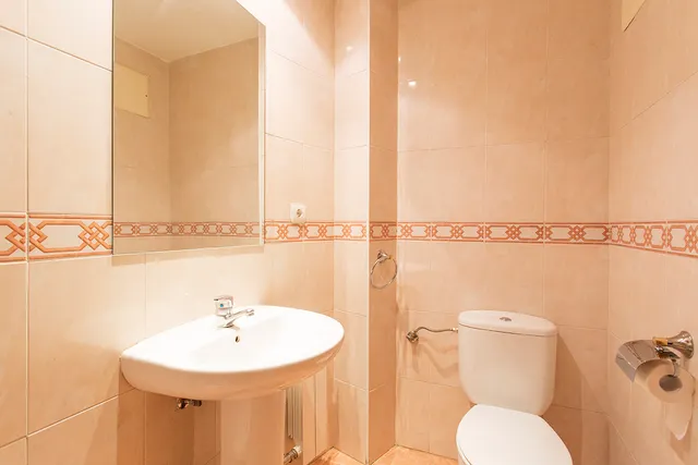 Albayzin bajo zona. piso 3 dormitorios. 2 baños. salón. cocina. calefacción. luminoso. — 17