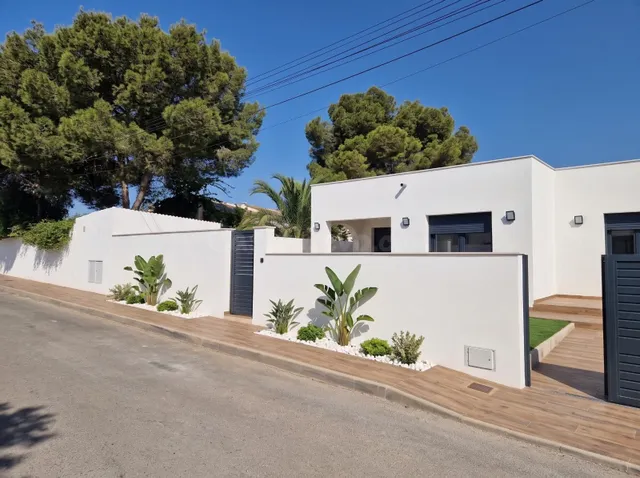 CHALET INDEPENDIENTE DE ESTILO MODERNO CON PISCINA PRIVADA - ZONA LOS BALCONES, TORREVIEJA - — 4