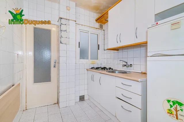 Piso de 4 Dorm. en Camino de Ronda. Para REFORMAR. — 3
