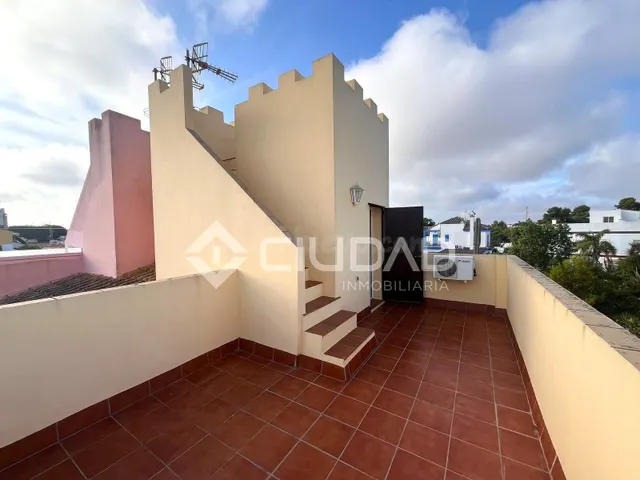 Castillete de esquina con amplio espacio exterior — 40