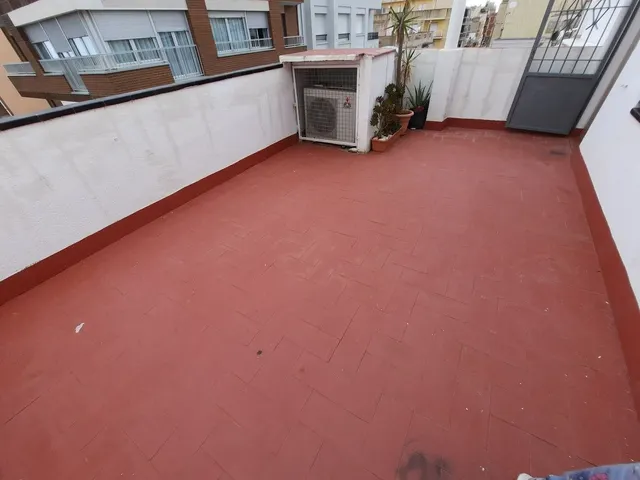 Casa esquinera, de 3 dormitorios, terraza, azotea. Dispone de 2 locales comenrciales. MUY CÉNTRICA — 13