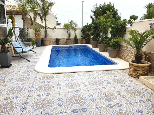 Villa independiente totalmente renovada con apartamento independiente y piscina en La Zenia!!! — 21