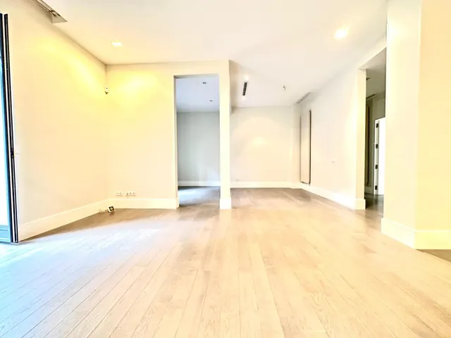 IMPRESIONANTE VIVIENDA EN CLAUDIO CUELLO ESQUINA JORJE JUAN — 22