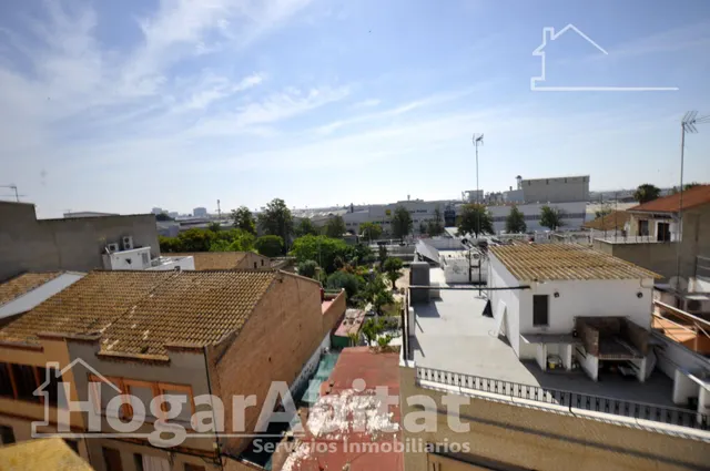 REFORMADO Y AMPLIO CON TERRAZA JUNTO AL AYUNTAMIENTO — 42