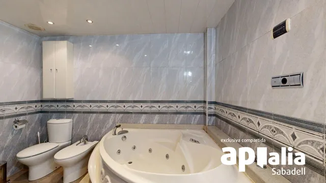 Estupendo Piso en Venta en Barberà del Vallès — 28