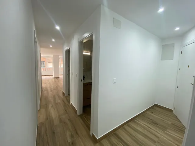 Reformado apartamento en primera línea de Torrevieja con vistas laterales al mar y piscina — 21